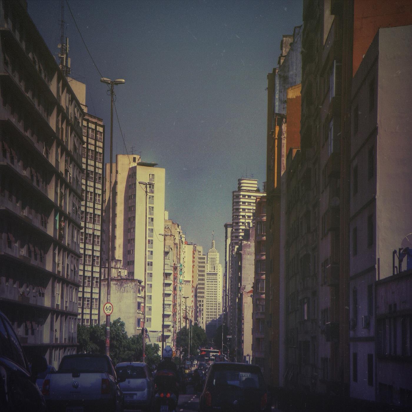 Elevado Minhocão em São Paulo, avenida de concreto entre prédios, sem árvores.
