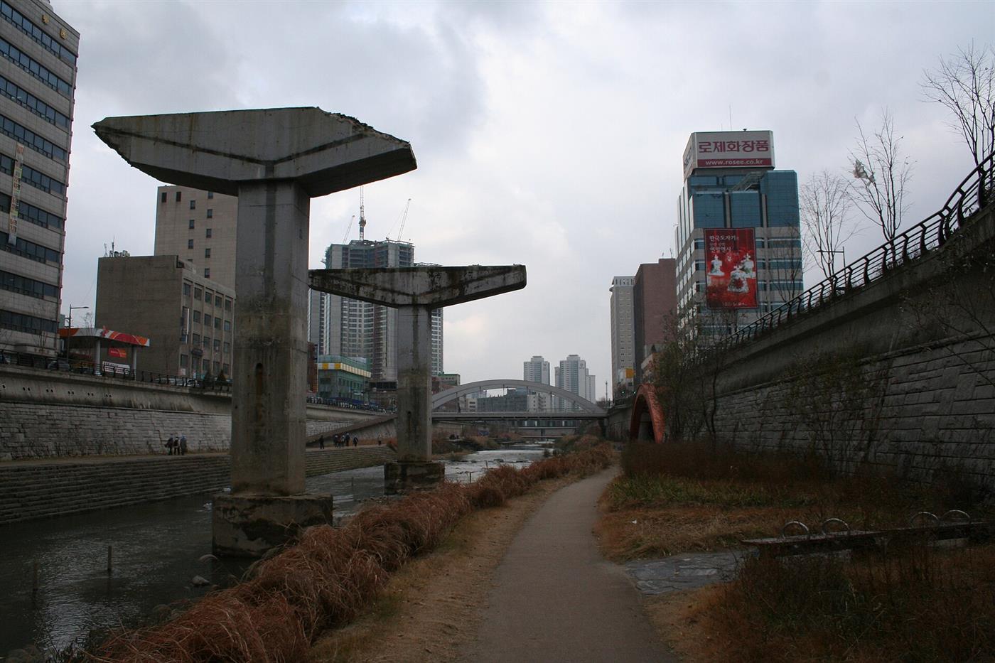 Pilares de concreto que sobraram do viaduto derrubado sobre o córrego.